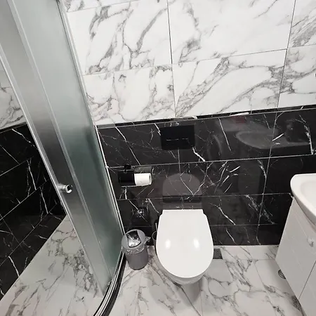 Small Flat - Walk To Station & Cathedral